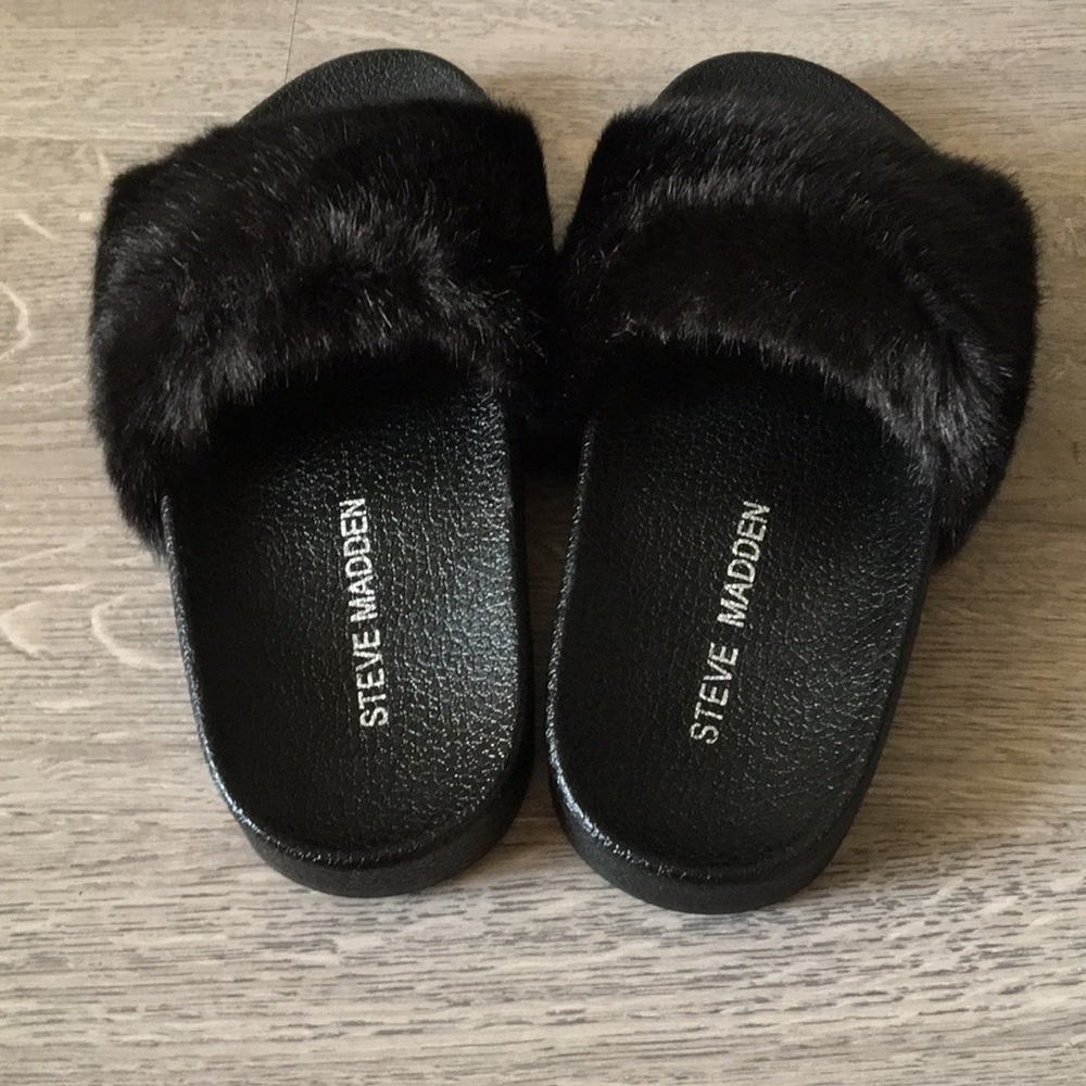 Steve Madden furry slip ons kids size 2 & 3 - Picture 3 of 6